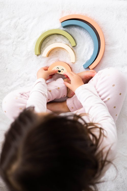 • Your little baby girl or baby boy will love playing, stacking and interacting with this adorable wooden rainbow toy by Pearhead!
• Includes 5 multicolor muted tone