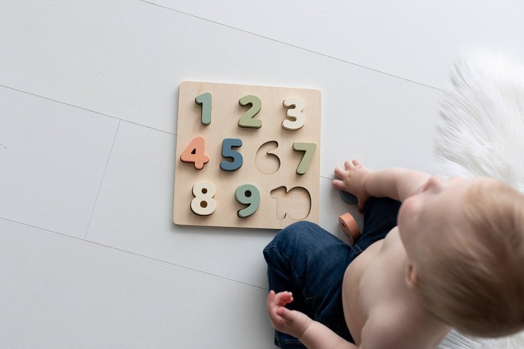 Your little baby girl or baby boy will love playing and learning their numbers with this adorable wooden puzzle by Pearhead!
• Includes wooden 1-10 number puzzle in