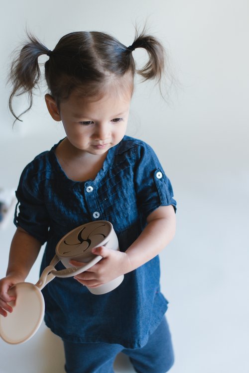 Its easy-grip handle, soft silicone material, and protective lid with stay-put strap make this the perfect accessory for snacking at home or on the go.
100% food-gra