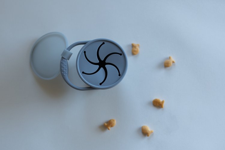 Its easy-grip handle, soft silicone material, and protective lid with stay-put strap make this the perfect accessory for snacking at home or on the go.
100% food-gra