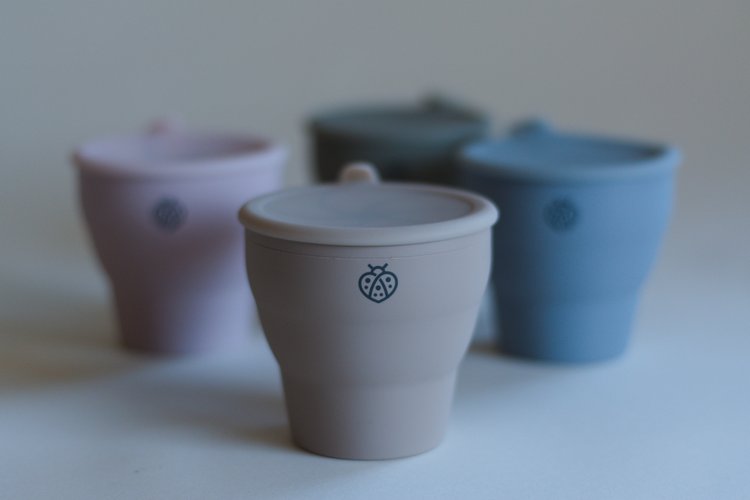 Its easy-grip handle, soft silicone material, and protective lid with stay-put strap make this the perfect accessory for snacking at home or on the go.
100% food-gra