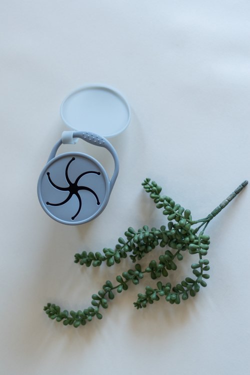 Its easy-grip handle, soft silicone material, and protective lid with stay-put strap make this the perfect accessory for snacking at home or on the go.
100% food-gra