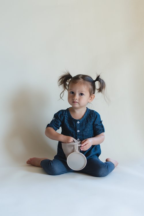 Its easy-grip handle, soft silicone material, and protective lid with stay-put strap make this the perfect accessory for snacking at home or on the go.
100% food-gra