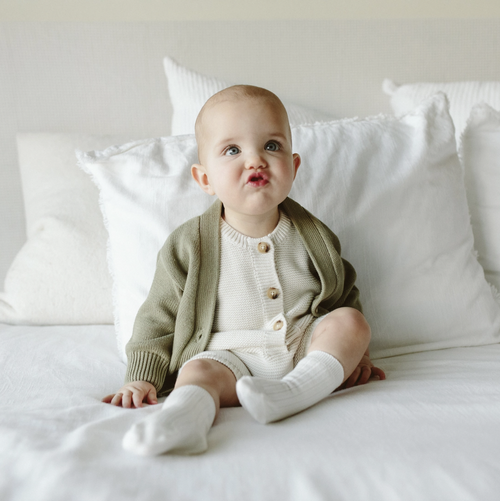 Our organic soft one piece knit outfit is the coziest day-wear for your babes. Made for adventure and soft enough for sleep.
Fabric: 100% Organic Cotton
- New garter