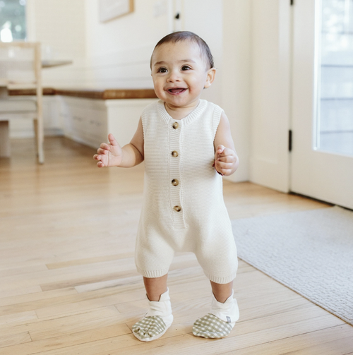 Our organic soft one piece knit outfit is the coziest day-wear for your babes. Made for adventure and soft enough for sleep.
Fabric: 100% Organic Cotton
- New garter