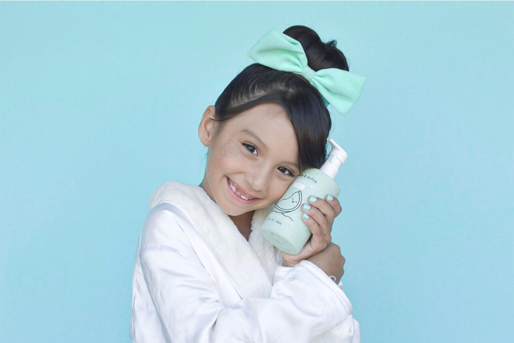 10oz | 296mL
Immerse yourself in the enticing aroma of Honeydew Melon with Dabble & Dollop's 3-in-1 Shampoo, Body Wash, and Bubble Bath. Our luxurious, plant-bas