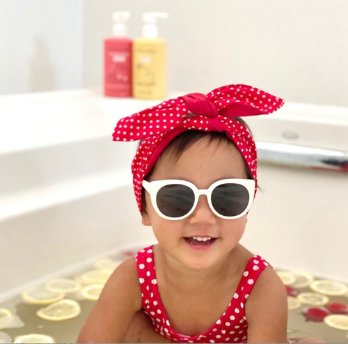 10oz | 296mL
Immerse yourself in the mild, uplifting aroma of the only Certified Tear-free Lemon for children with Dabble & Dollop's 3-in-1 Shampoo, Body Wash, a