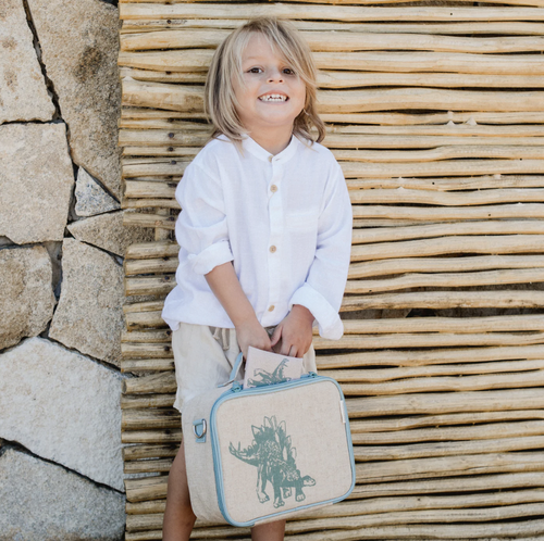 RULE THE PLAYGROUND WITH OUR STANDOUT WASHABLE INSULATED KIDS LUNCH BOXES!
Inspired by times long ago, the powerful, plant-eating Stegosaurus reminds even the pickie