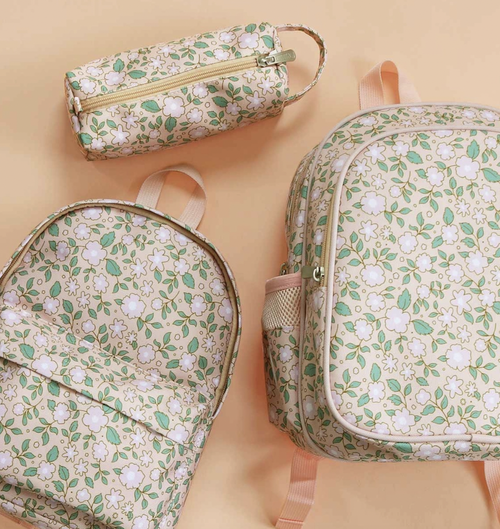 Lovely lightweight backpack with an insulated front pocket that ensures snacks and drinks stay cold (or warm). The front pocket easily fits a lunch box, drink bottle
