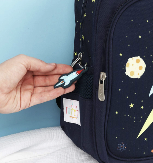 Lovely lightweight backpack with an insulated front pocket that ensures snacks and drinks stay cold (or warm). The front pocket easily fits a lunch box, drink bottle