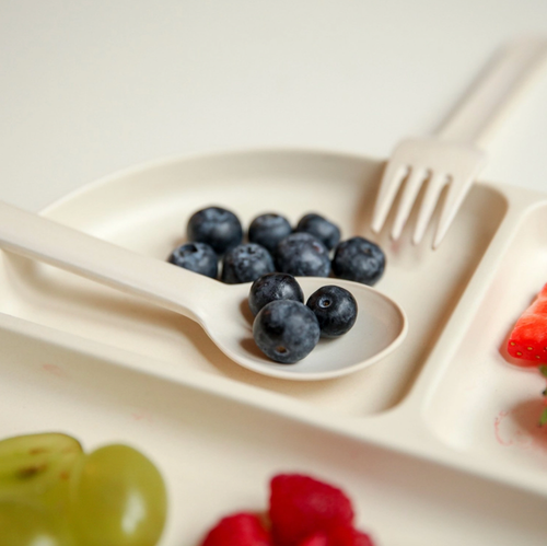 Designed for pint-sized hands, this set is conceived for kids 4 and up who begin to mimic cutting and shoveling food with a fork and a knife. Our children's cutlery