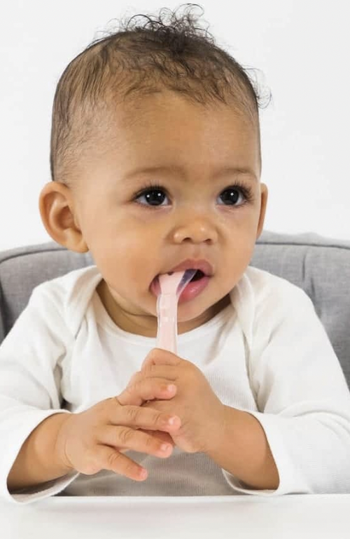 First stage spoons for babies being introduced to solids6mo+
Ergonomic handles are designed so that parents can easily feed baby
Seamless, hygienic, silicone desi