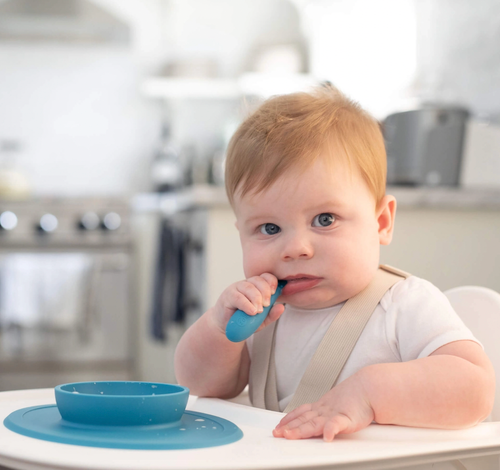 Learning to self-feed is an important developmental milestone, and the ezpz Tiny Spoon is designed to help baby learn how to feed independently. The Tiny Spoon has