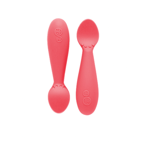 Learning to self-feed is an important developmental milestone, and the ezpz Tiny Spoon is designed to help baby learn how to feed independently. The Tiny Spoon has