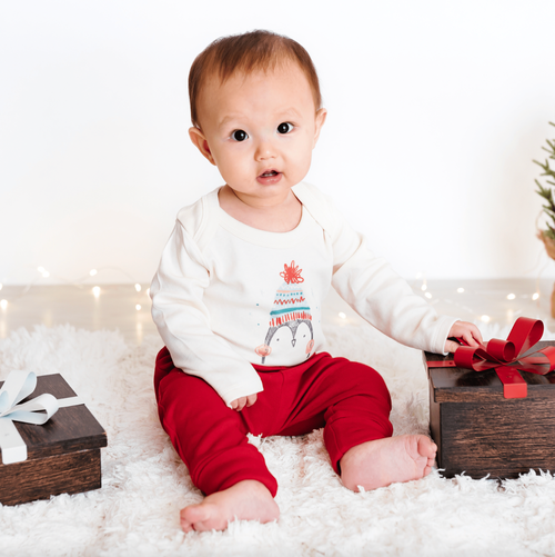 A festive little penguin adorns this perfect winter bodysuit for baby. This design is great any day of the week—for a shopping outing with mom, hanging out with fri