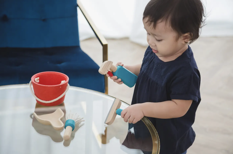 Enjoy this Cleaning Set with your children and partner with them to understand the importance of keeping a clean space! The set includes a bucket, spray bottle, sque