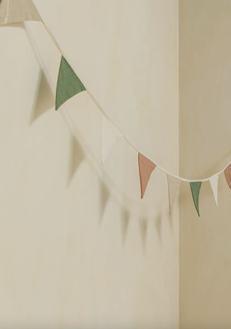 Two words to describe our pretty pennant garlands: Beauty & Simplicity! Brighten up your child’s bedroom or playroom in a snap with these playful gender-neutral