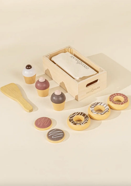 Yum! This basket is overflowing with delicious food!
Little one goes to the market and puts in the little basket:
- 3 donuts
- 3 cookies
- 3 cupcakes
- A small s