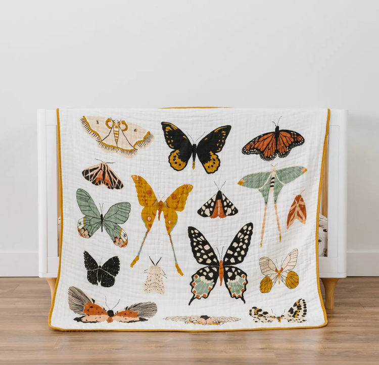 -Four layers of muslin come together in a breathable but warm quilt perfect for babies, toddlers, cribs, play time, picnics, and pictures.
-47x47 inches
-Made of 100