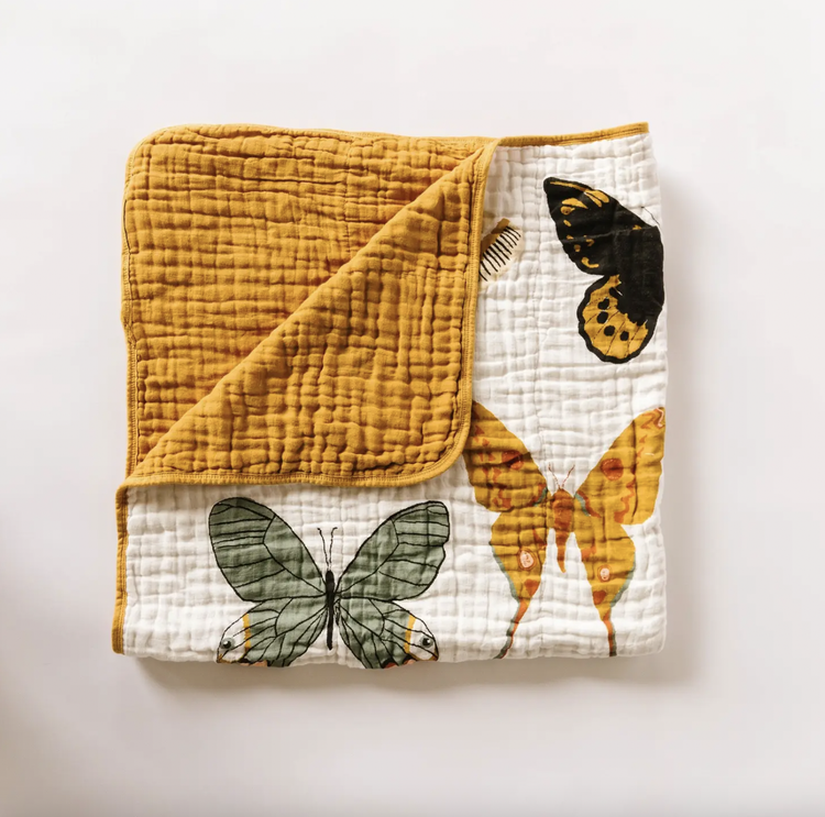 -Four layers of muslin come together in a breathable but warm quilt perfect for babies, toddlers, cribs, play time, picnics, and pictures.
-47x47 inches
-Made of 100