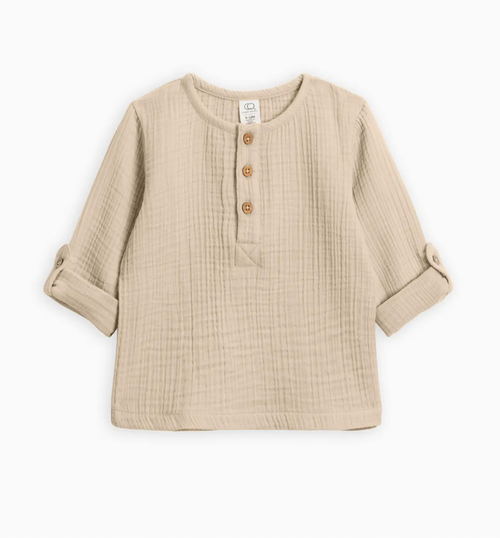 Made with incredibly soft organic cotton muslin, this henley with adjustable sleeves and coconut buttons has a relaxed-fit silhouette that is a comfortable wardrobe