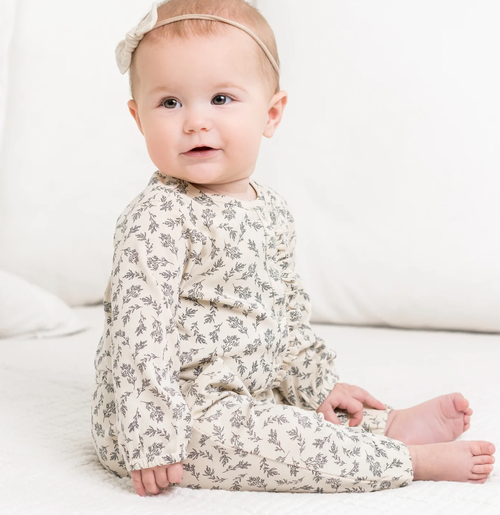 With its relaxed bubble silhouette, adorable flutter puff sleeves, and delicate coconut button closure on the back, the Isla Muslin Bubble Romper makes for the sweet