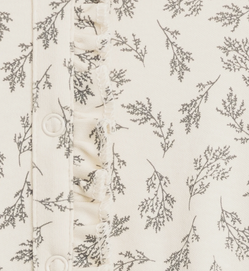 With its relaxed bubble silhouette, adorable flutter puff sleeves, and delicate coconut button closure on the back, the Isla Muslin Bubble Romper makes for the sweet
