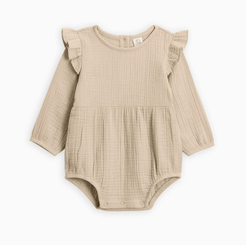 With its relaxed bubble silhouette, adorable flutter puff sleeves, and delicate coconut button closure on the back, the Isla Muslin Bubble Romper makes for the sweet