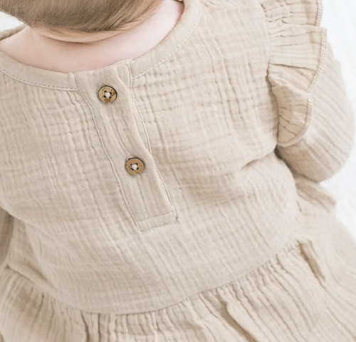 With its relaxed bubble silhouette, adorable flutter puff sleeves, and delicate coconut button closure on the back, the Isla Muslin Bubble Romper makes for the sweet