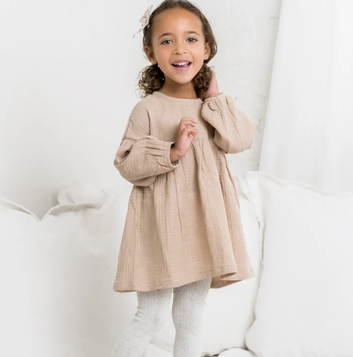 The Ophelia Muslin Dress is all about the sweet details. With long balloon sleeves and elastic cuffs, a dainty button closure at the back of the neck, and a gathere