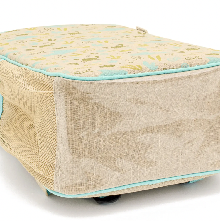 SPACIOUS, EASILY WASHED AND MADE-TO-LAST, OUR GRADE SCHOOL BACKPACK IS DESIGNED TO MAKE A STATEMENT!
From charming crustaceans to friendly fish, this band of underwa