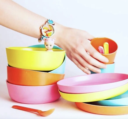 Our children's bamboo fibre bowl set features (4) bowls in pop colors that are pure happiness! These bowls are eco-friendly, shatter-proof, stackable and dishwasher