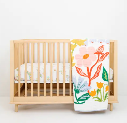 -Four layers of muslin come together in a breathable but warm quilt perfect for babies, toddlers, cribs, play time, picnics, and pictures.
-47x47 inches
-Made of 10