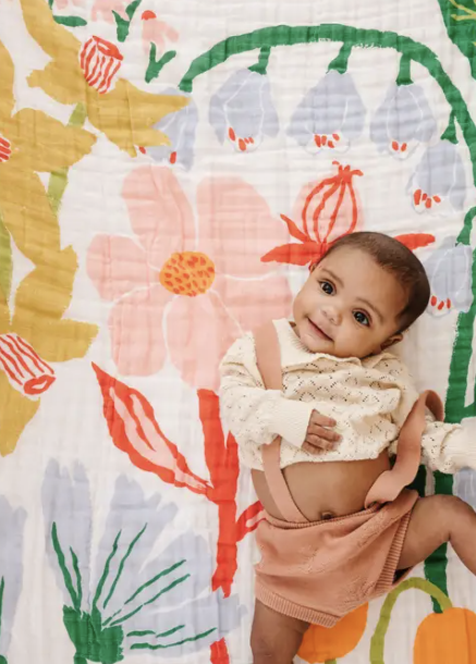 -Four layers of muslin come together in a breathable but warm quilt perfect for babies, toddlers, cribs, play time, picnics, and pictures.
-47x47 inches
-Made of 10