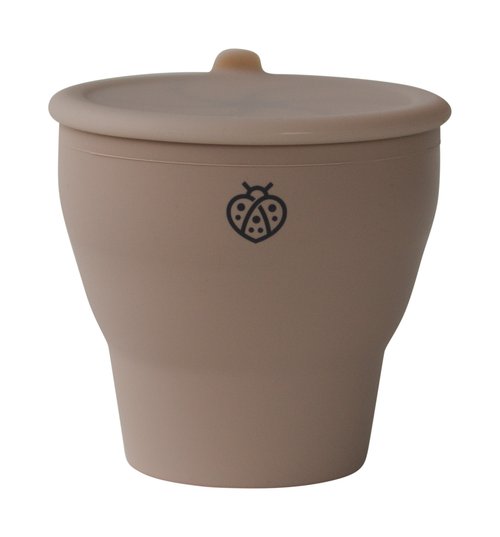 Its easy-grip handle, soft silicone material, and protective lid with stay-put strap make this the perfect accessory for snacking at home or on the go.
100% food-gra