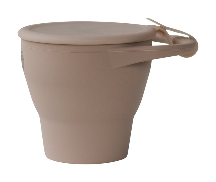 Its easy-grip handle, soft silicone material, and protective lid with stay-put strap make this the perfect accessory for snacking at home or on the go.
100% food-gra