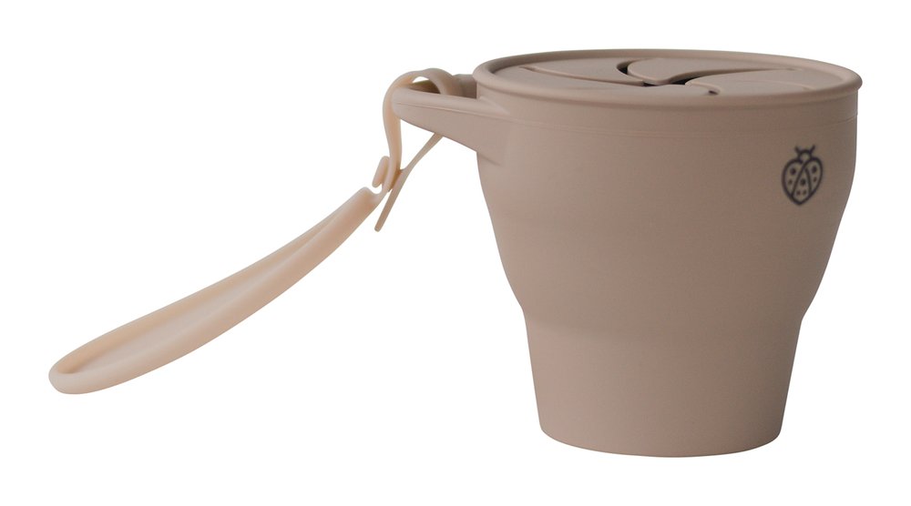 Its easy-grip handle, soft silicone material, and protective lid with stay-put strap make this the perfect accessory for snacking at home or on the go.
100% food-gra