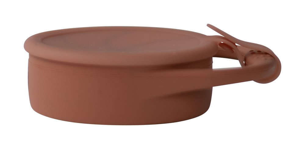 Its easy-grip handle, soft silicone material, and protective lid with stay-put strap make this the perfect accessory for snacking at home or on the go.
100% food-gra