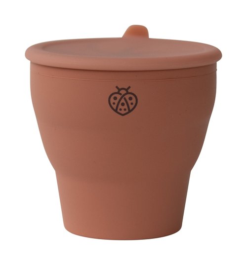 Its easy-grip handle, soft silicone material, and protective lid with stay-put strap make this the perfect accessory for snacking at home or on the go.
100% food-gra