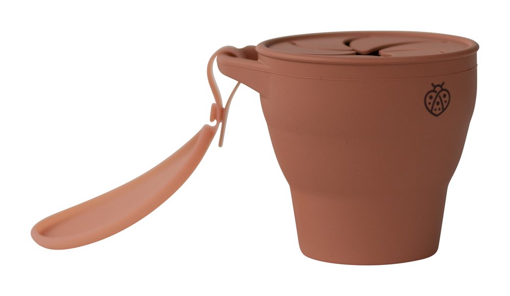 Its easy-grip handle, soft silicone material, and protective lid with stay-put strap make this the perfect accessory for snacking at home or on the go.
100% food-gra