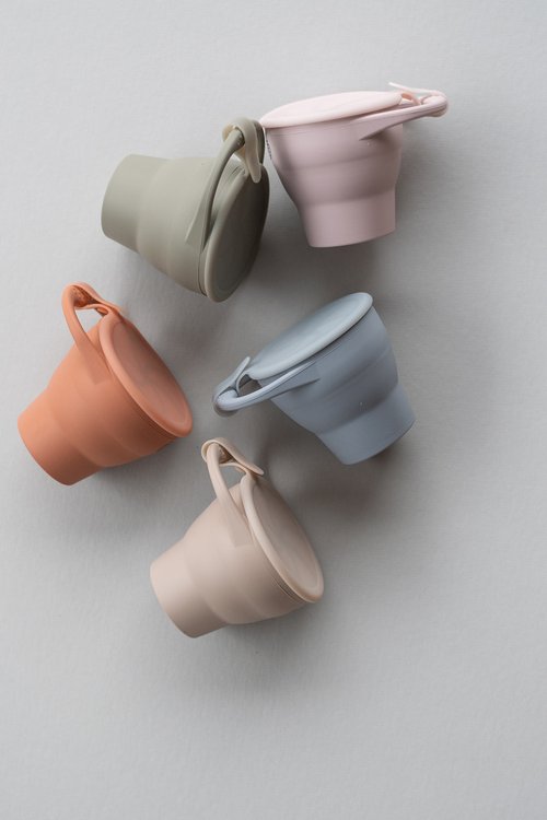 Its easy-grip handle, soft silicone material, and protective lid with stay-put strap make this the perfect accessory for snacking at home or on the go.
100% food-gra