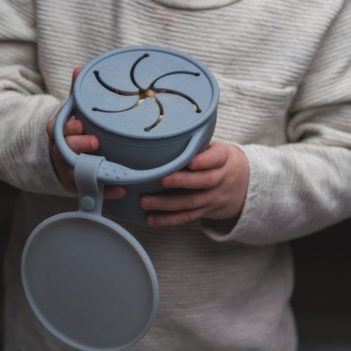 Its easy-grip handle, soft silicone material, and protective lid with stay-put strap make this the perfect accessory for snacking at home or on the go.
100% food-gra