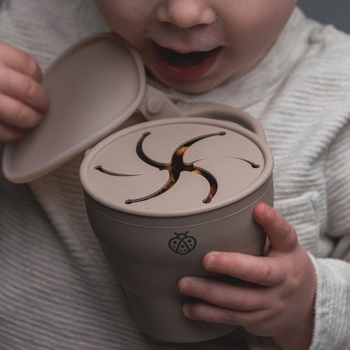 Its easy-grip handle, soft silicone material, and protective lid with stay-put strap make this the perfect accessory for snacking at home or on the go.
100% food-gra