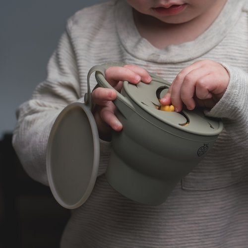 Its easy-grip handle, soft silicone material, and protective lid with stay-put strap make this the perfect accessory for snacking at home or on the go.
100% food-gra