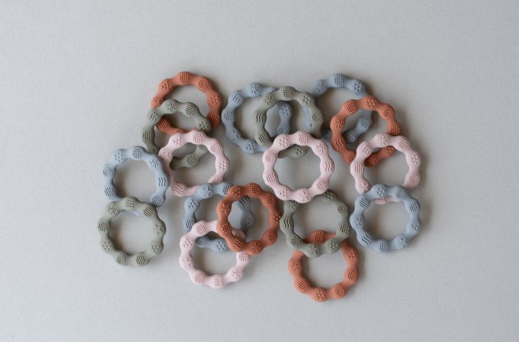 The ring design is super easy for baby to grasp and hold, and the variety of textures help soothe sore gums. Made of 100% food-grade silicone, it’s easy to wash and