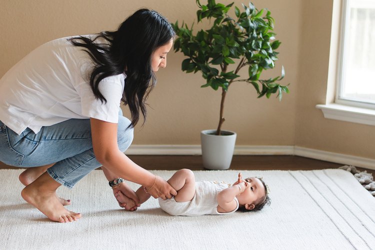 The ring design is super easy for baby to grasp and hold, and the variety of textures help soothe sore gums. Made of 100% food-grade silicone, it’s easy to wash and