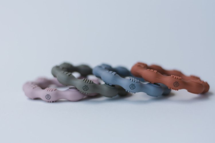 The ring design is super easy for baby to grasp and hold, and the variety of textures help soothe sore gums. Made of 100% food-grade silicone, it’s easy to wash and