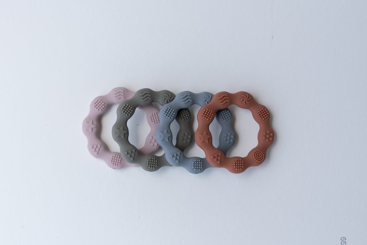 The ring design is super easy for baby to grasp and hold, and the variety of textures help soothe sore gums. Made of 100% food-grade silicone, it’s easy to wash and