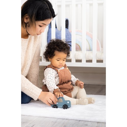  Your little baby girl or baby boy will love playing, racing and revving with this adorable wooden car push toy by Pearhead!
• Includes one wooden, muted blue toy ca