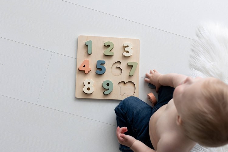 Your little baby girl or baby boy will love playing and learning their numbers with this adorable wooden puzzle by Pearhead!
• Includes wooden 1-10 number puzzle in 
